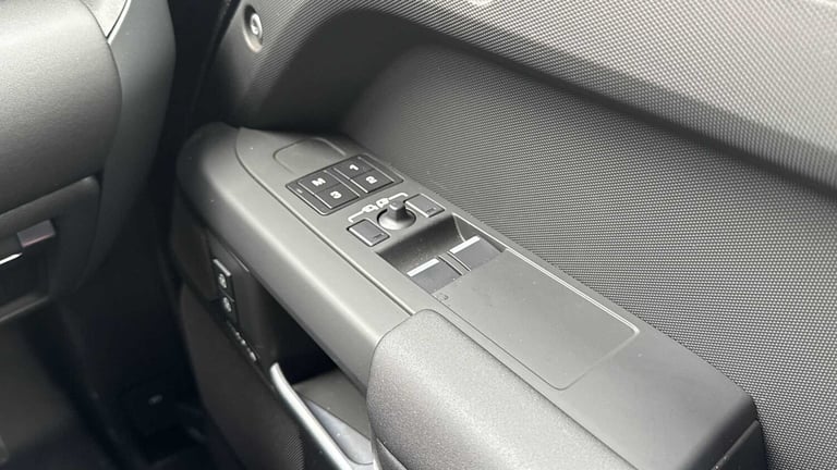 2025 Land Rover Defender 3.0 D250 X-Dynamic SE 90 3dr Auto ESTATE DIESEL Automatic