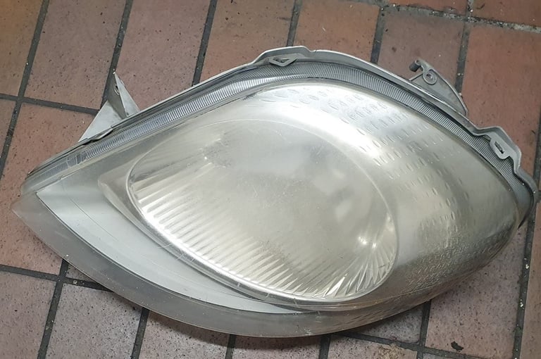 Nissan Primaster Left Side Headlight 2004
