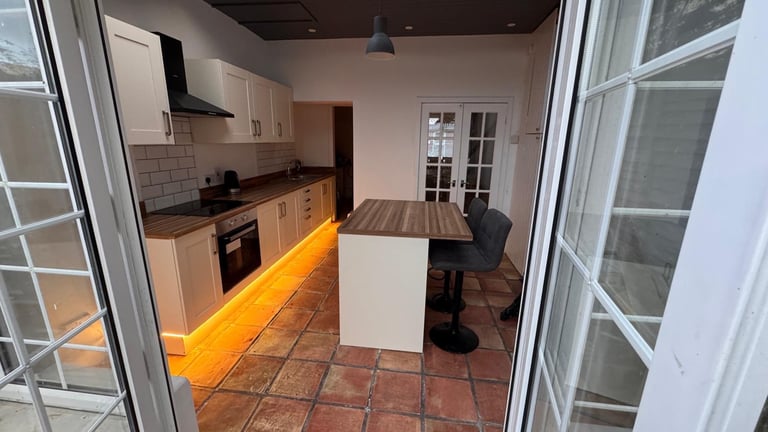 Newly renovated 2-Bedroom terraced home near City Center 