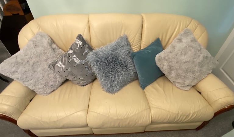 CREAM LEATHER SOFA FURNITURE VILLAGE ITALIAN 3-SEATER WITH 2 OPTIONAL MANUALLY-OPERATED FOOTRESTS 