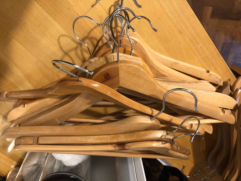 20 wooden Hangers