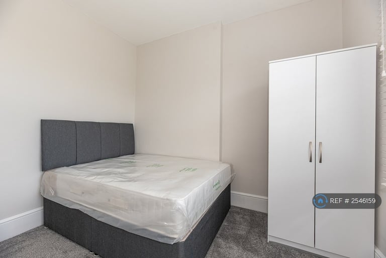 2 bedroom flat in West Cromwell Road, London, SW5 (2 bed) (#2546159)
