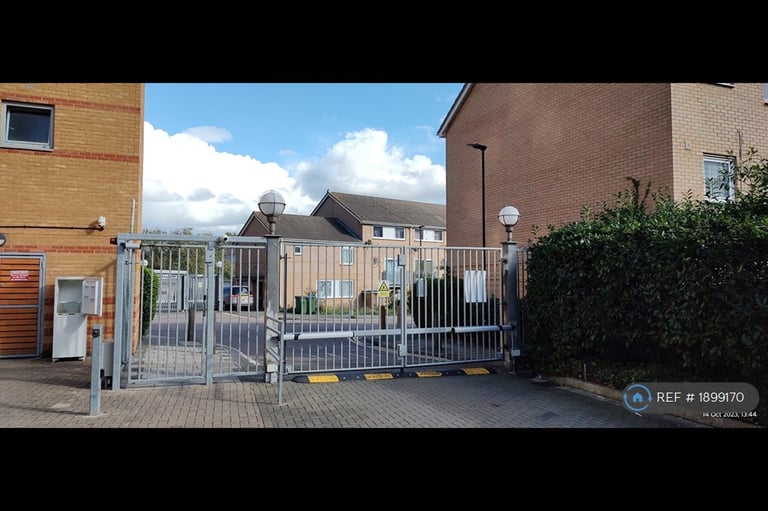 2 bedroom flat in Tideslea Path, London, SE28 (2 bed) (#1899170)