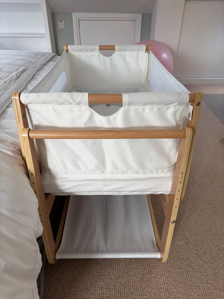 SnuzPod 4 with mattress protector and sheets