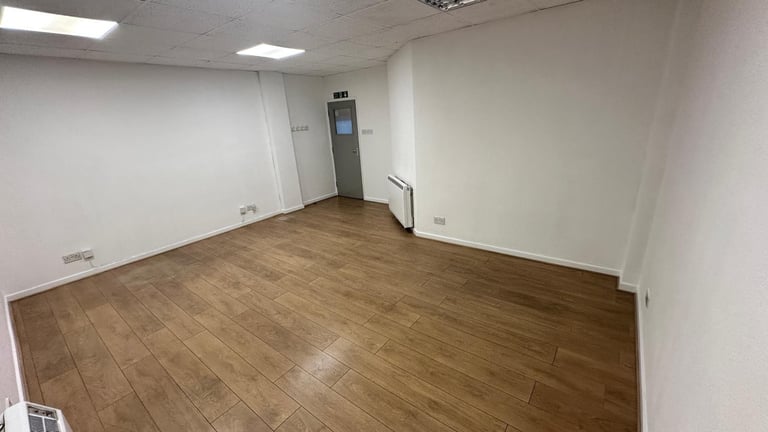Office to rent in Enfield Town 