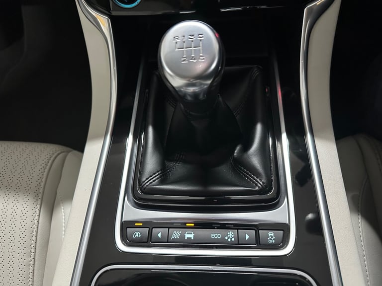 2016 Jaguar XE 2.0d Portfolio Euro 6 (s/s) 4dr SALOON Diesel Manual