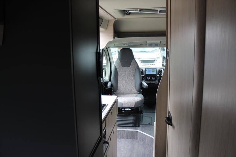 Auto-Trail Expedition 67 POP TOP ROOF, AUTOMATIC DIESEL AUTOMATIC 2025