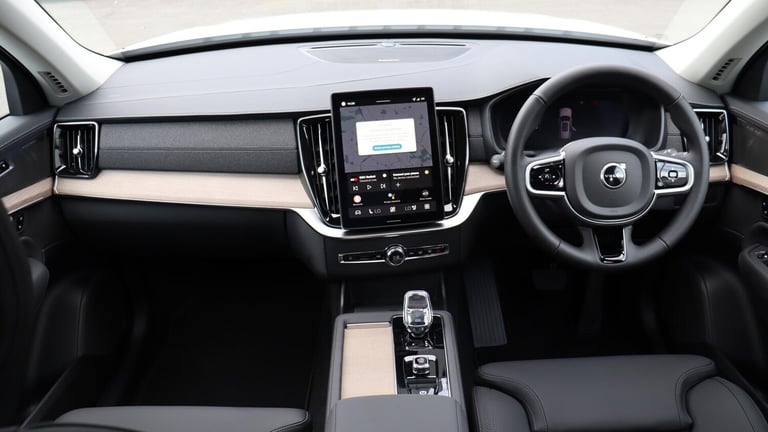 2025 Volvo XC90 B5 (P) AWD Plus Dark (Harman Kardon Sound, 360 Camera, Apple CarPlay, BLIS) ESTAT...