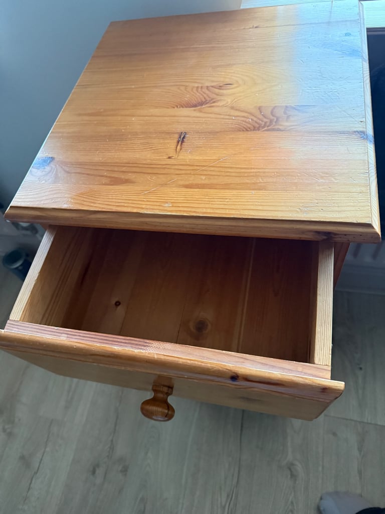 Small pinewood chest of drawers 