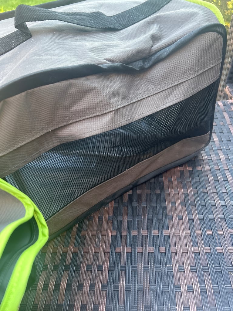 Collapsing pet carrier 