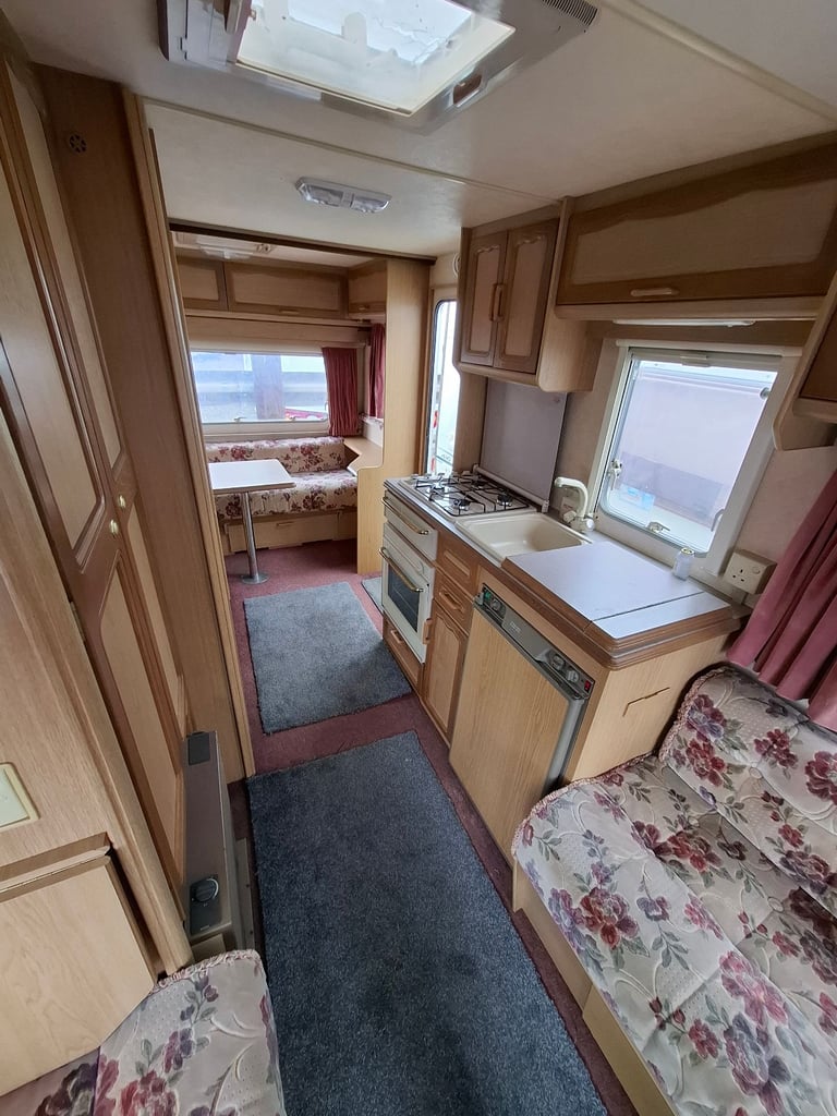 SELL 2000 Swift Challenger 490 SE LUX 5 berth