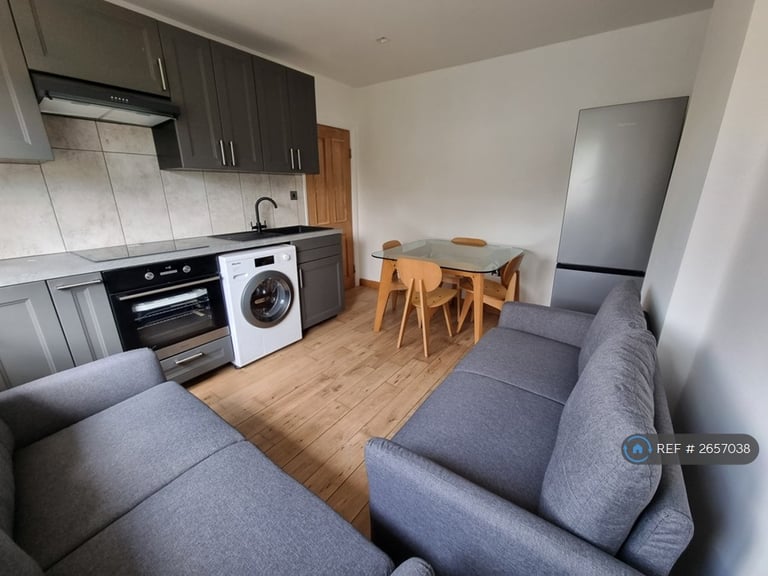 3 bedroom flat in The Ridgeway, London, W3 (3 bed) (#2657038)
