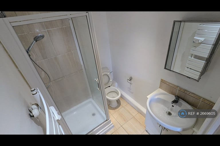 2 bedroom flat in Berberis House, Feltham, TW13 (2 bed) (#2669605)