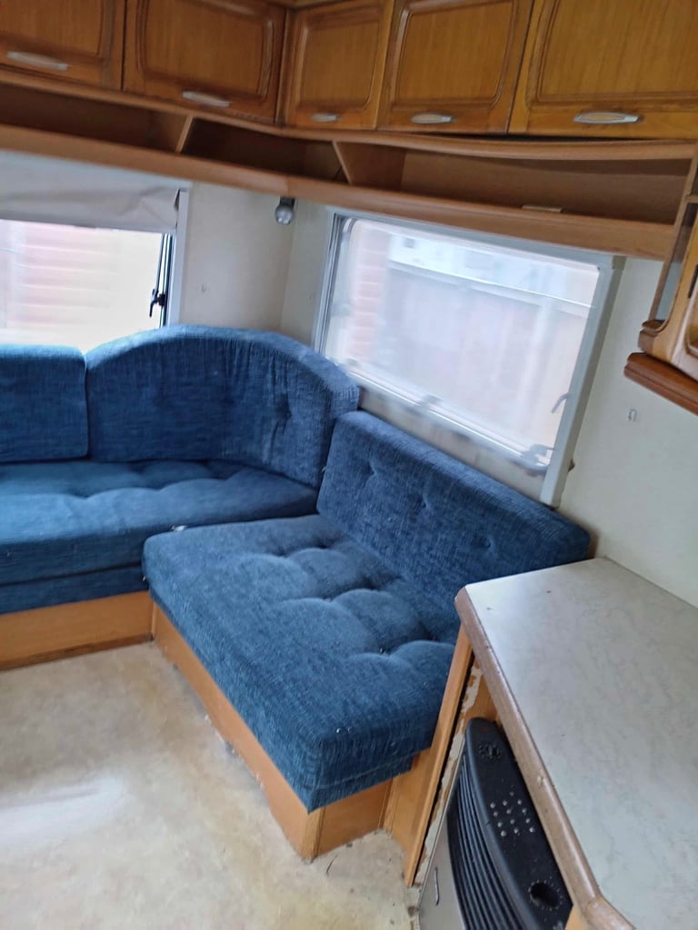 2005 Fixed bed hobby caravan 