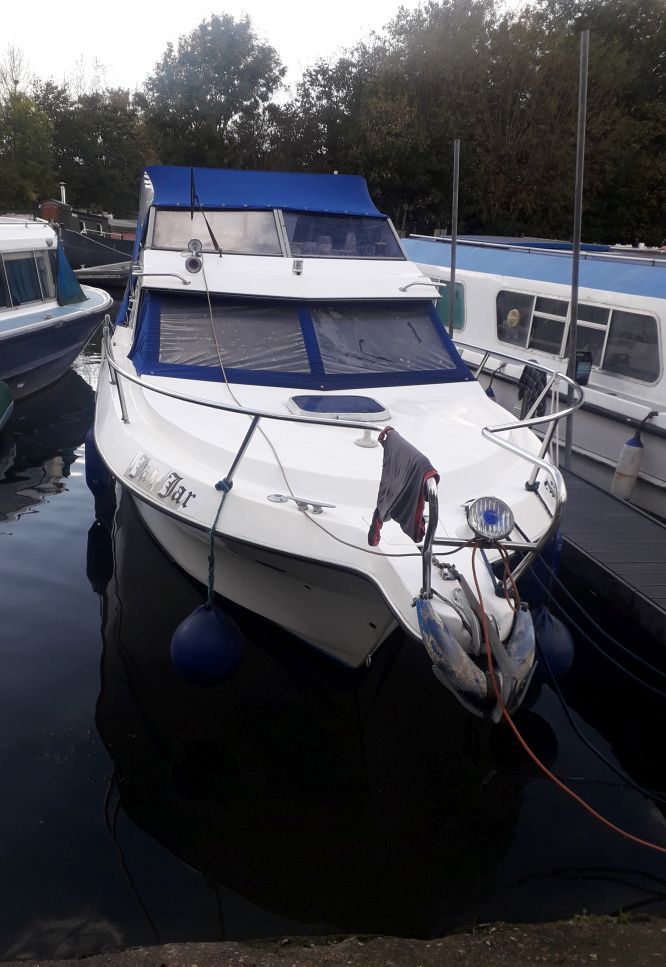 24ft fibreglass boat cruiser with permanent mooring London at the Springfield Marina