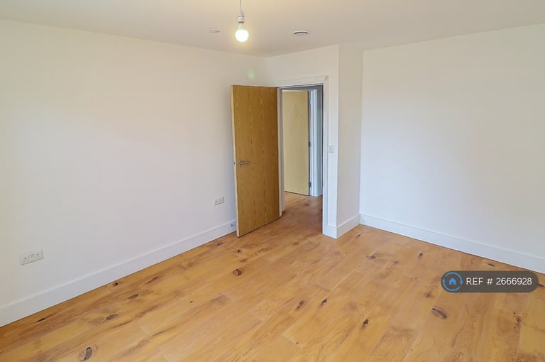 2 bedroom flat in Staines Road, Hounslow, TW4 (2 bed) (#2666928)