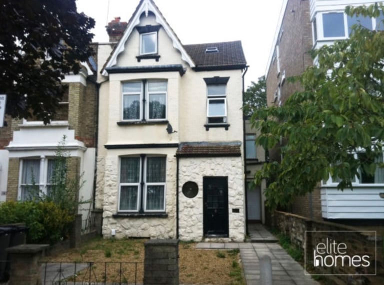 Ground floor rear self-contained Studio Flat with private courtyard Garden in Bounds Green, N11.