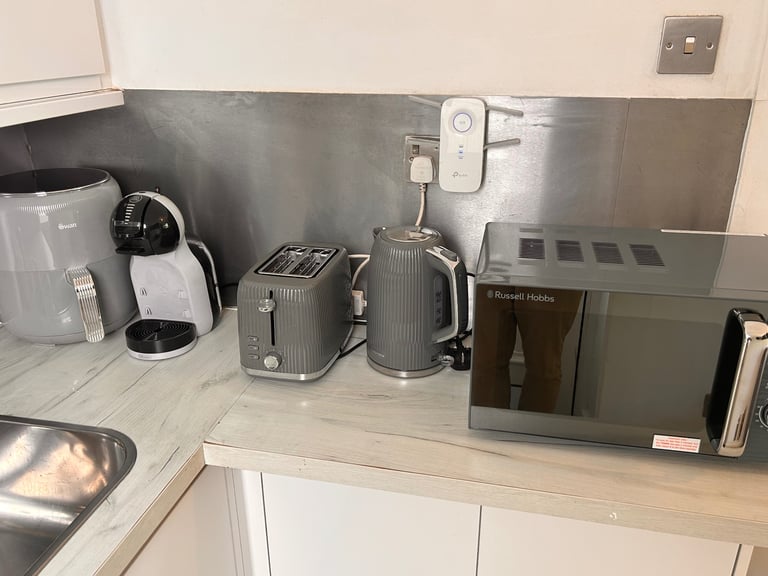 Self contained garden flat studio apartment Epsom / Ewell, Bills included, Weekly stays available 