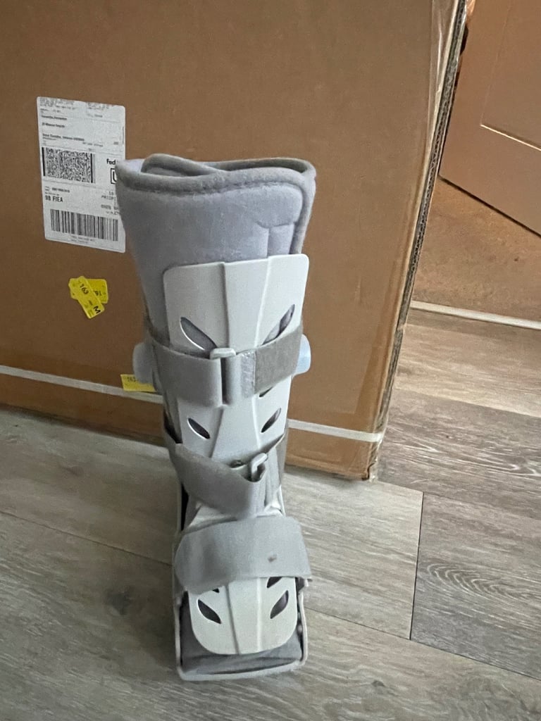 Aircast Medical fracture walker boot size small 