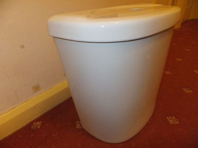 WHITE TOILET CISTERN CERAMIC TOP / CASE CLOSE COUPLED EXELLENT CONDITION
