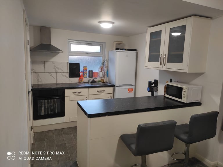 A beautiful executive 1 Bed flat. Separate kitchen and shower room. £1300 inc ALL bills except Elec