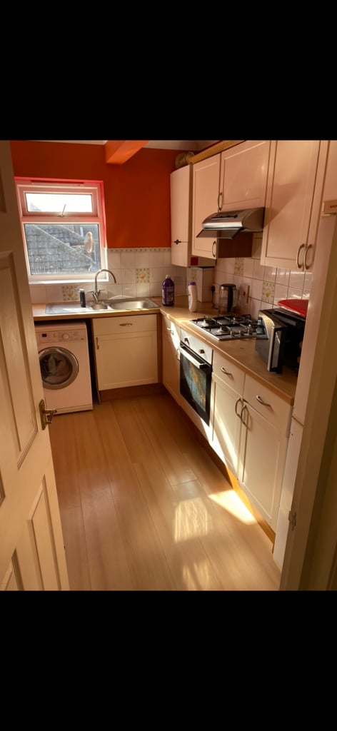 BEAUTIFUL AND BRIGHT, HUGE DOUBLE ROOM.