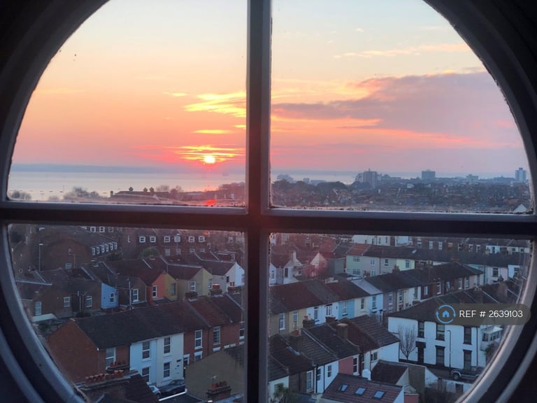 2 bedroom flat in The Clock Tower, Southsea, PO4 (2 bed) (#2639103)
