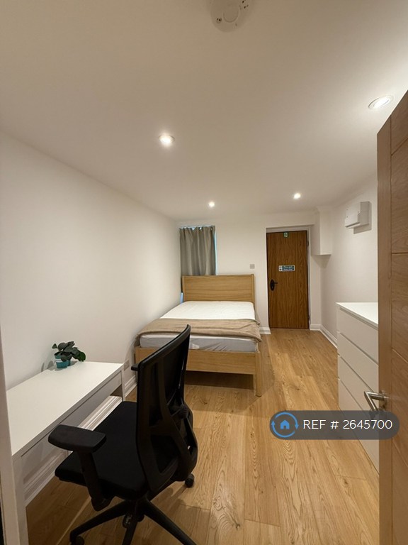 4 bedroom flat in North Gower Street, London, NW1 (4 bed) (#2645700)