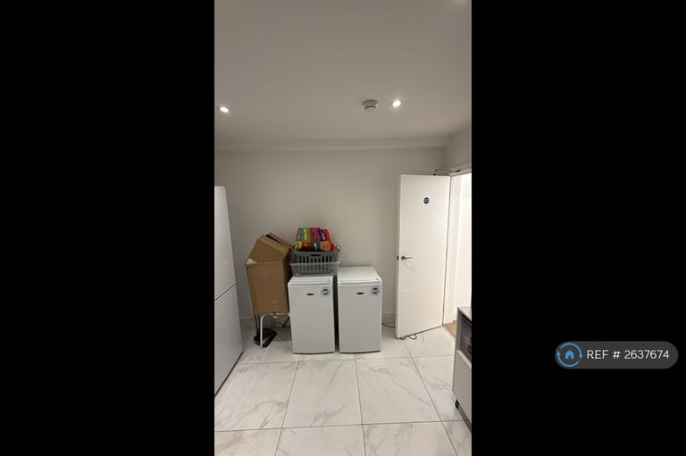 Studio flat in College Road, Cheshunt, Waltham Cross, EN8 (#2637674)