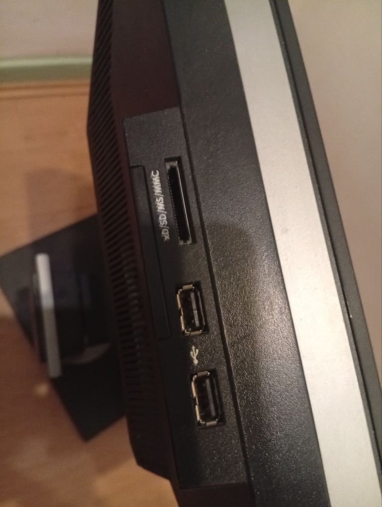 Dell U2410 24" IPS 1920 x 1200 widescreen monitor - great connectivity + USB hub, SD card reader