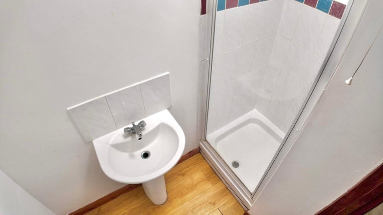 (Not a studio)En-suite loft room for single occupancy Postcode LU3 1DJ