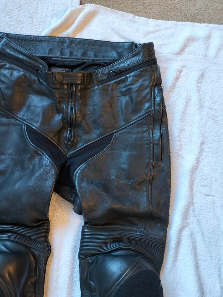 Dainese Mens Motorcycle Leather Trousers S 32" W EU 50 shin & knee armour