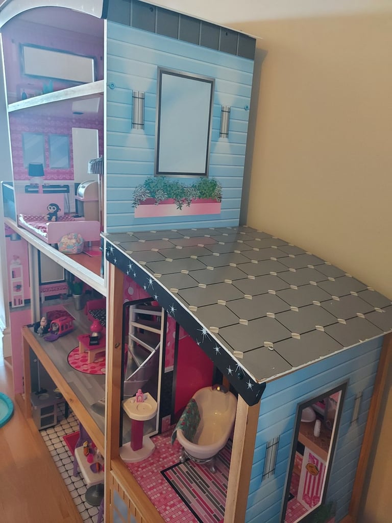 Stunning sturdy wooden barbie/doll house fully furnished (134cmX128cmX36cm)
