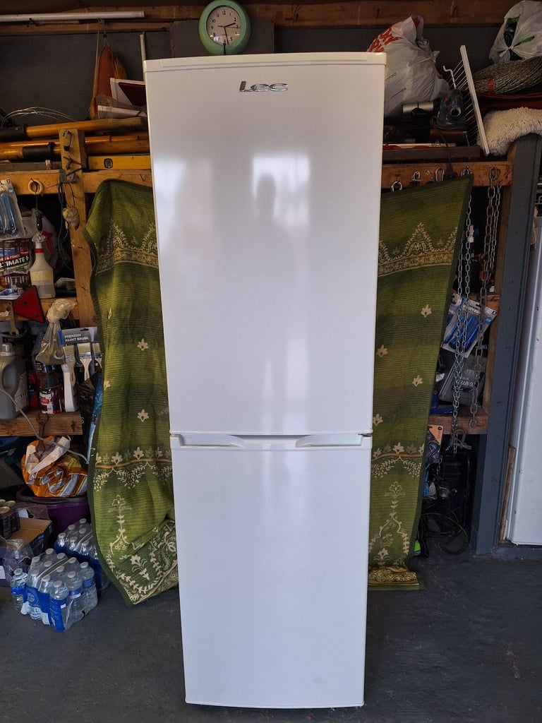 FRIDGE FREEZER  LEC 