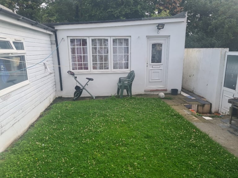 image for One Bedroom Anex With  Shower/Toilets in Croydon Next to Threrapia Lane Tram Stop