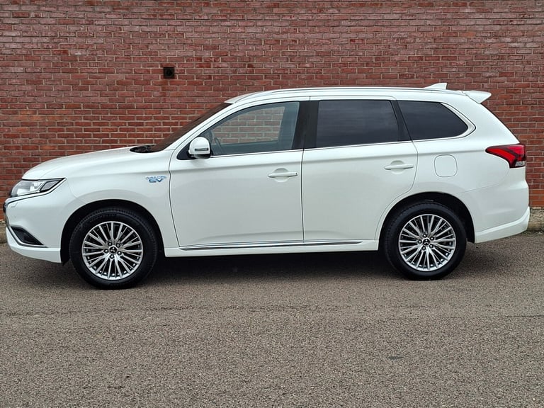 2021 21 Mitsubishi Outlander 2.4 PHEV Dynamic CVT Auto 4WD 13.8kWh. 1 Owner.
