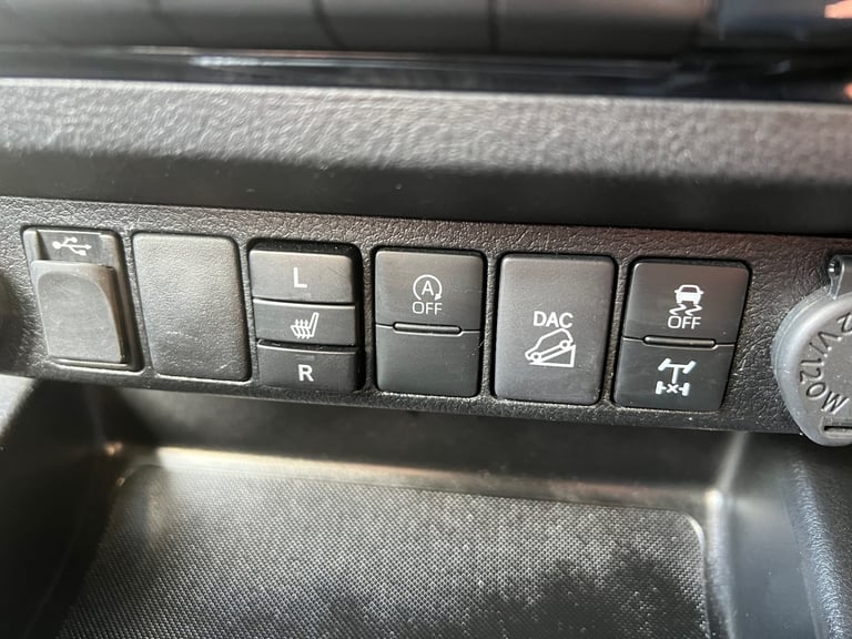 TOYOTA HILUX 2.4 D-4D 150PS INVINCIBLE MANUAL 4WD 4X4 PICKUP 71 REG 65,300 MILES