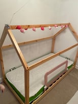 Wooden floor bed single 