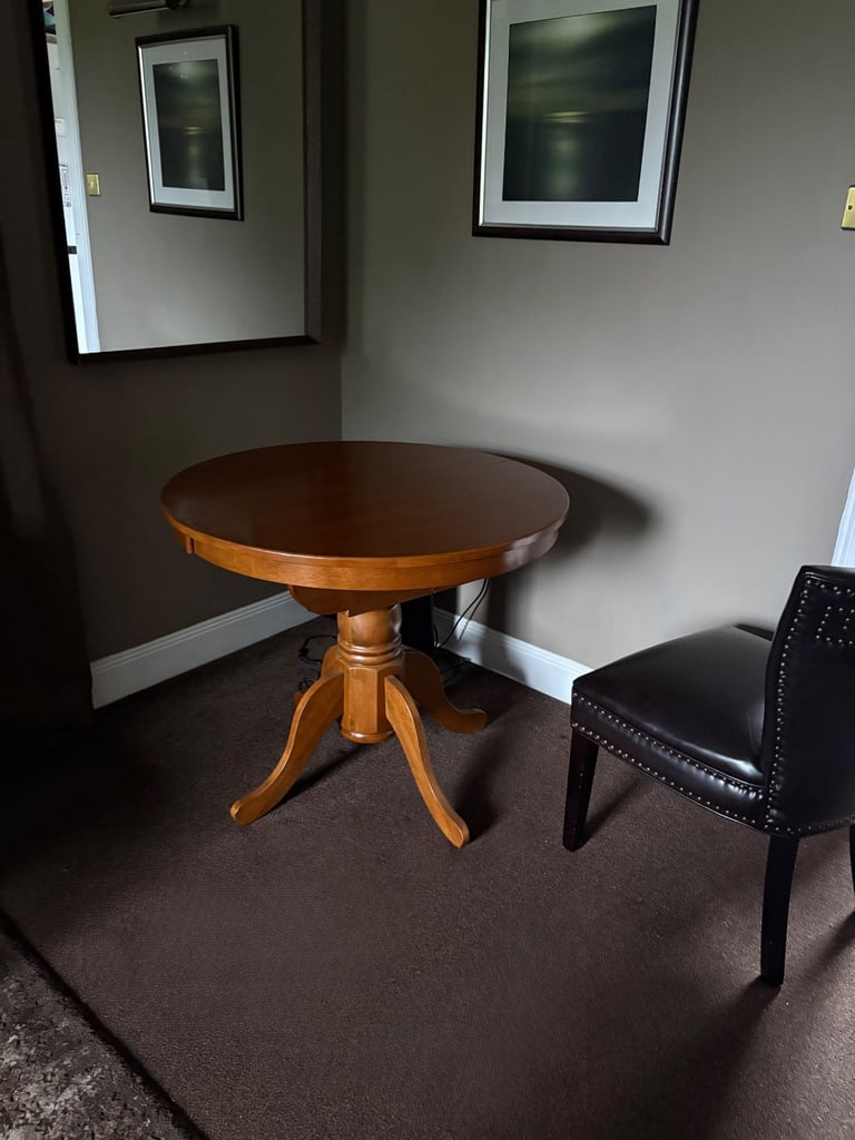 image for Julian Bowen Canterbury Mahogany Round Extending Table Dining Table