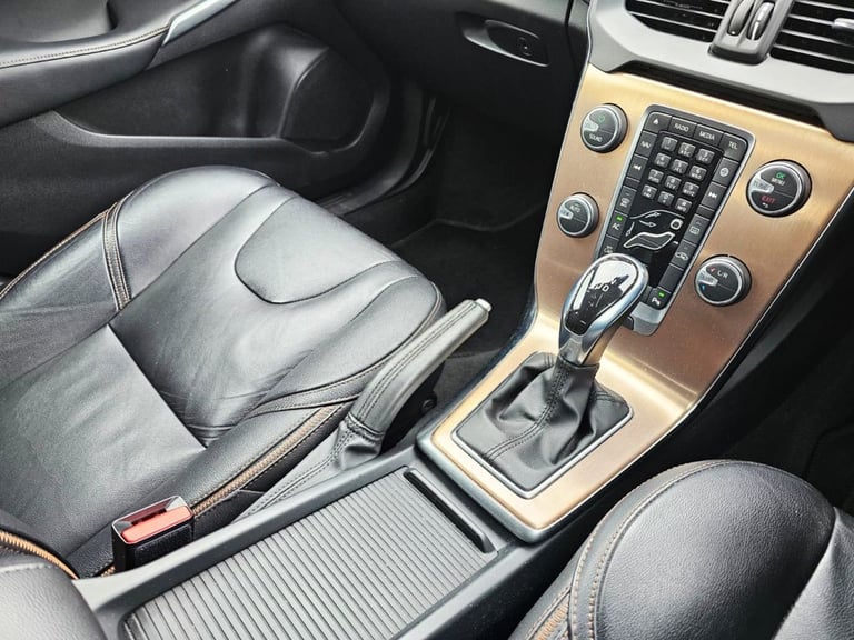 2014 Volvo V40 Cross Country 1.6 D2 Lux Nav Hatchback 5dr Diesel Powershift Euro 5 (s/s) (115 ps)...