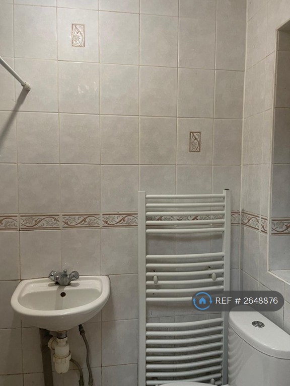 1 bedroom in Leyswood Drive, Greater London, IG2 (#2648876)