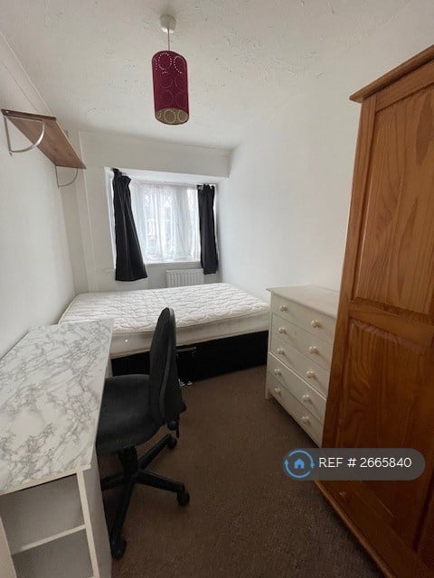 6 bedroom house in Maytree Close, Guildford, GU1 (6 bed) (#2665840)