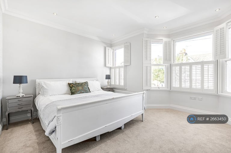 3 bedroom house in Ravensbury Road, London, SW18 (3 bed) (#2663450)