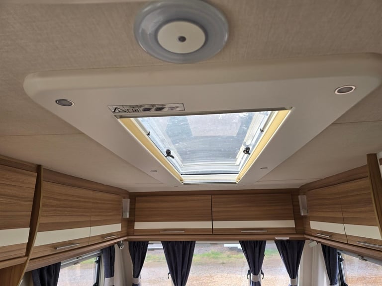 2017 Lunar Quasar 462 2 Berth End Washroom Caravan, Motor Mover