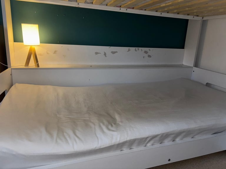 Bunkbed with shelves 