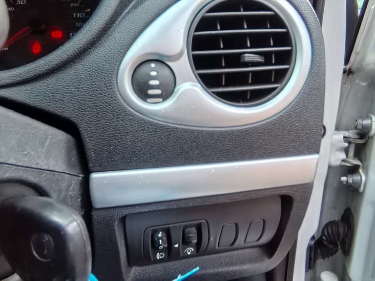 2009 Renault Clio 1.1 Clio Expression 16v 5dr Hatchback Petrol Manual