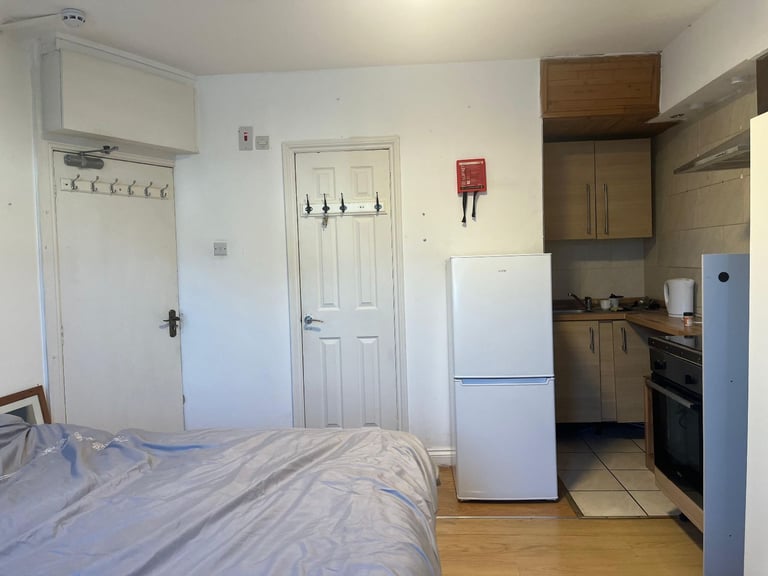 Self Contained studio flat in West Hendon