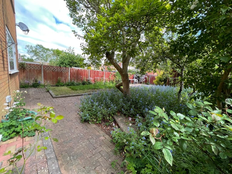 4 bedroom attached house Rugby centre 