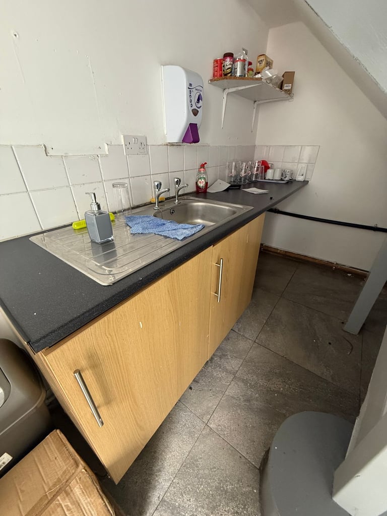 NG1 Office With Kitchen and Parking - BILLS INCLUDED