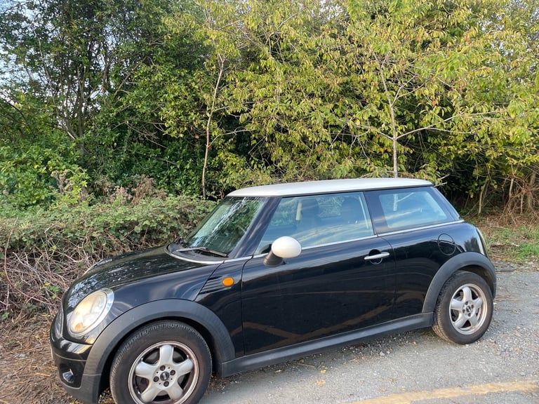 MINI COOPER 1.6 PETROL 10 REG BLACK 3 DOOR MOT FEBRUARY 25TH 2026 TAX £165 LOW INSURANCE 50+MPG